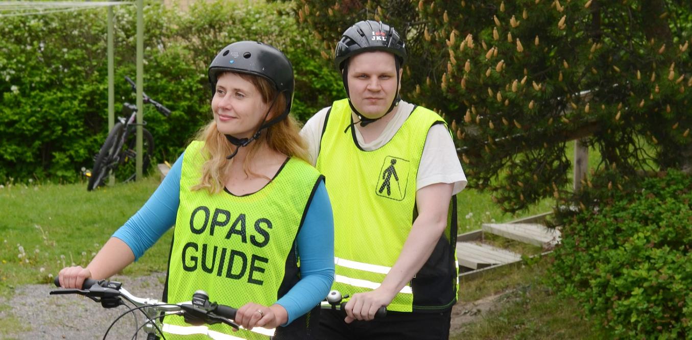 Tandem-pyöräilyä oppaan kanssa.